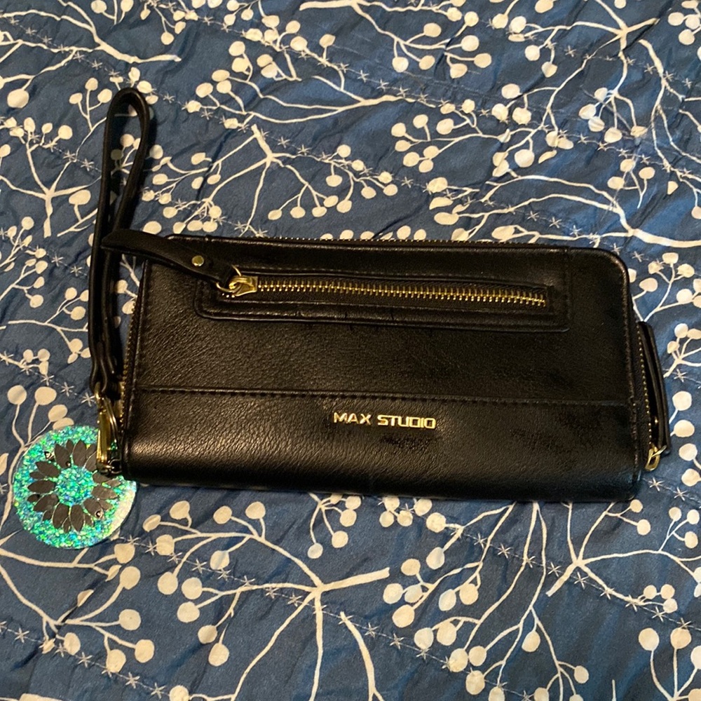 Max studio wallet